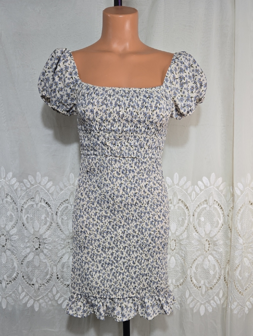 She & Sky Smocked Puff Sleeve Floral Mini Dress in Cream and Blue Sz Small